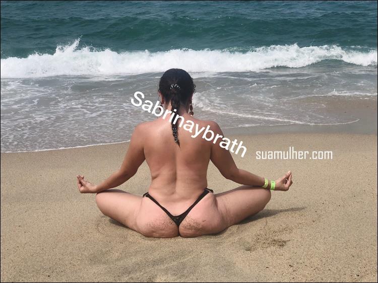 Sabrina-de-biquini-na-praia-deserta-3