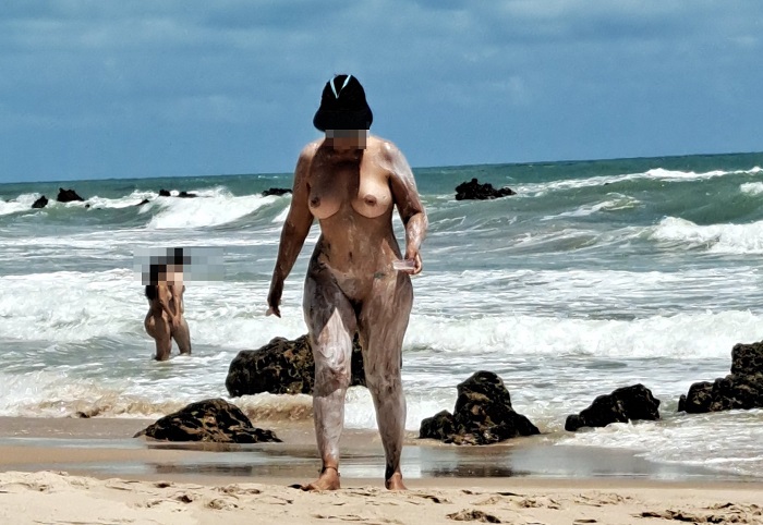 Coroa gostosa na praia de nudismo pelada